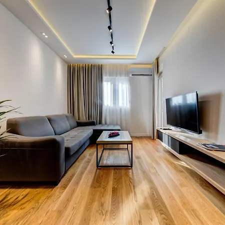 Compliment Apartment *