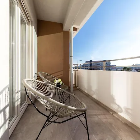 Compliment Apartment *