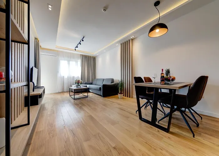 Compliment Apartment *