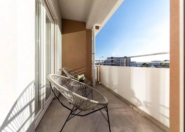 Compliment Apartment *